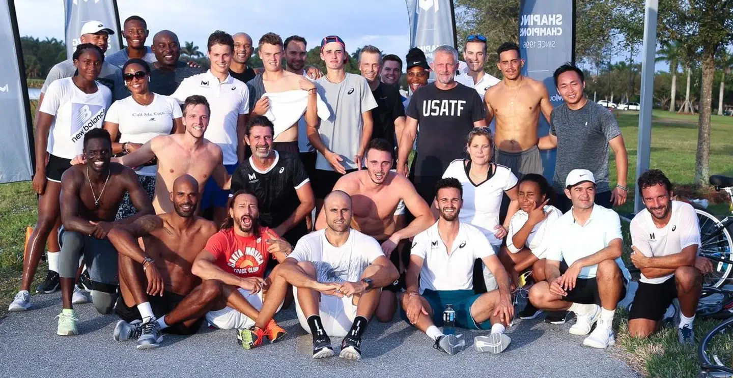 Frem til 21. december deltager Holger Rune (stående i midten uden trøje) i en træningslejr på Boca Raton Resort & Club i Florida. Klædt i sort ses hans danske træner Lars Christensen og bag ham står Serena Williams. I hvid trøje siddende midt i billedet ses den tjekkiske tennisspiller Marius Copil, mens Mike Tysons datter Milan ses knælende som nummer tre forrest til højre.