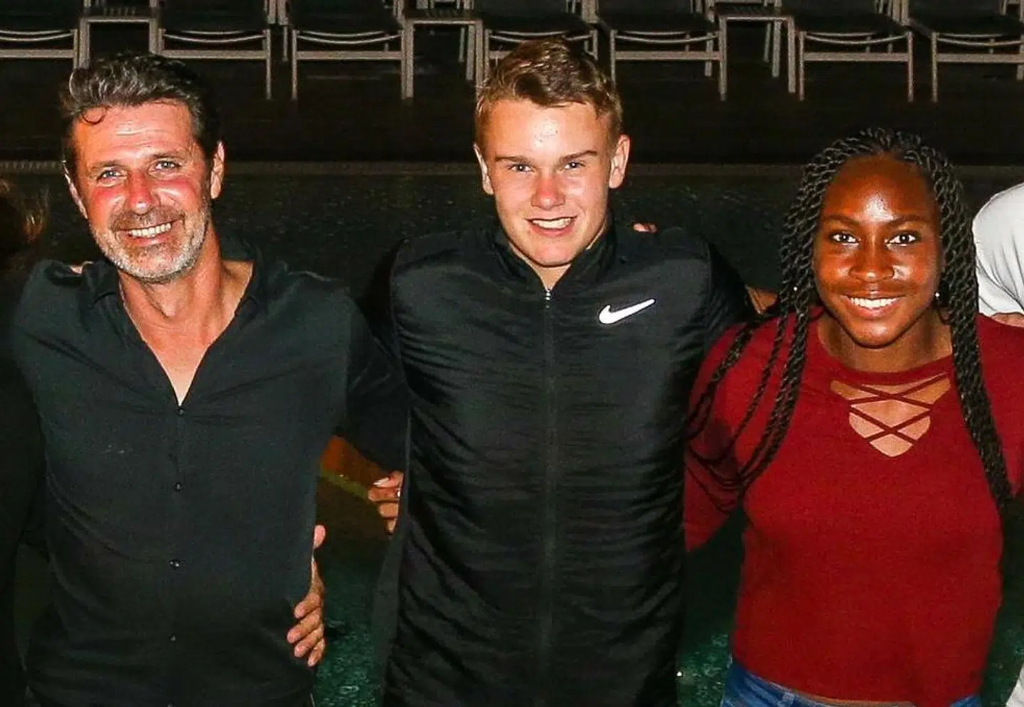 Holger Rune (i midten) sammen med tennistræneren Patrick Mouratoglou og det amerikanske stortalent Coco Gauff på Boca Raton Resort & Club i Florida.