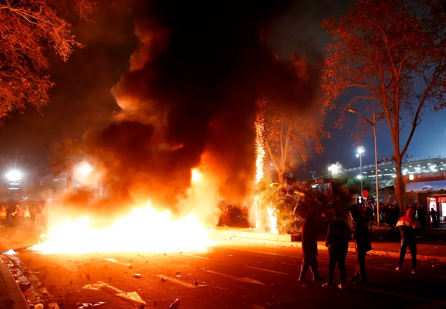 epa08080573 Protesters burn containers in the surroundings of Camp Nou stadium following a Spanish LaLiga soccer match between FC Barcelona and Real Madrid at Camp Nou stadium, in Barcelona, Spain, 18 December 2019. EPA/TONI ALBIR