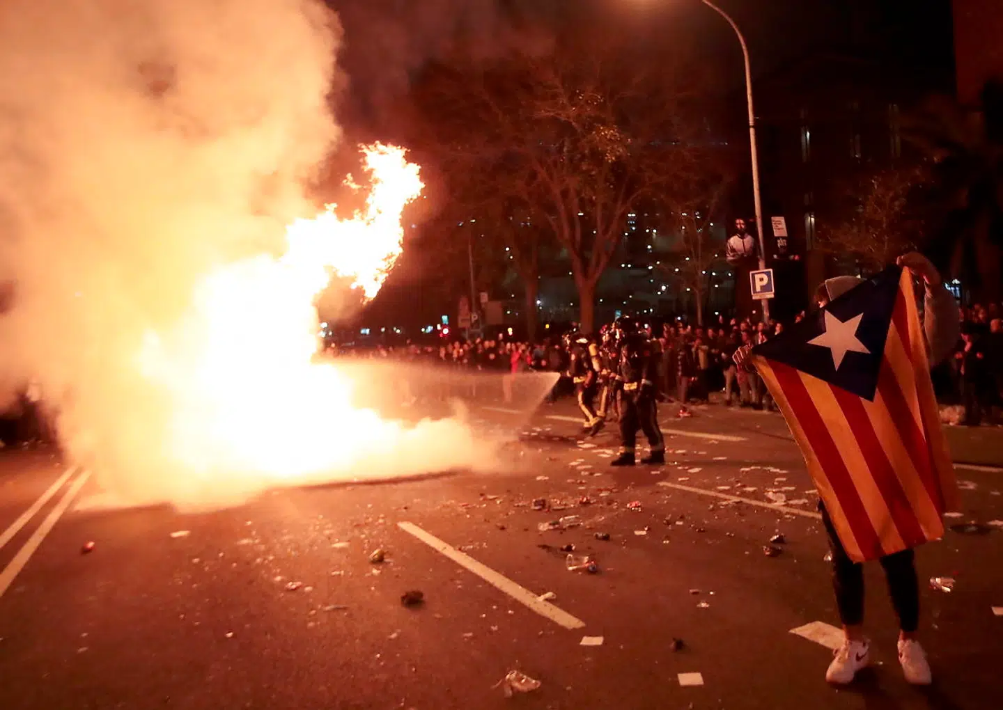 epa08080549 Protesters burn containers in the surroundings of Camp Nou stadium following a Spanish LaLiga soccer match between FC Barcelona and Real Madrid at Camp Nou stadium, in Barcelona, Spain, 18 December 2019. EPA/Marta Perez