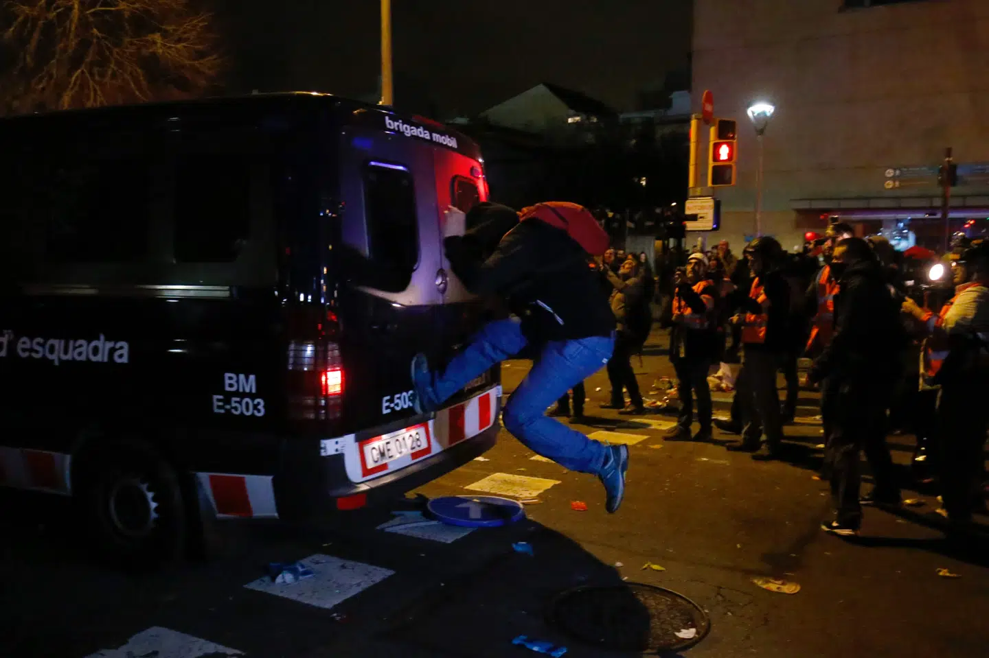 Demonstranter kom i klammeri med politiet, mens Barcelona og Real Madrid spillede 0-0. Pau Barrena/Ritzau Scanpix