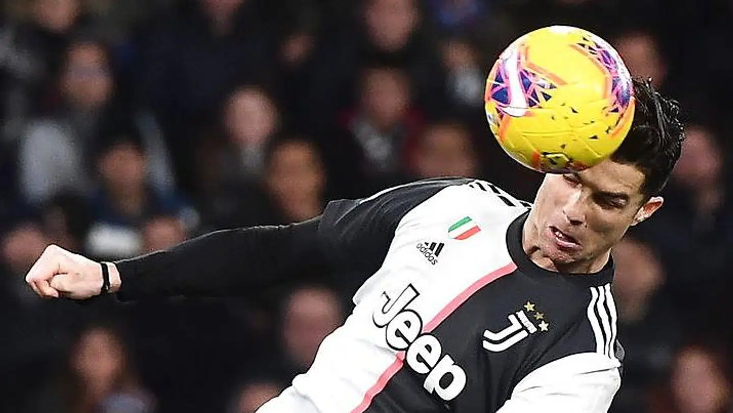 epaselect epa08079965 Juventus' Cristiano Ronaldo (L) scores the 1-2 goal during the Italian Serie A soccer match UC Sampdoria vs Juventus FC at Luigi Ferraris stadium in Genoa, Italy, 18 December 2019. EPA/LUCA ZENNARO