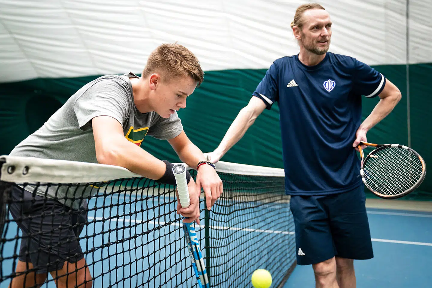 Tennisspiller Holger Rune træner med den tidligere professionelle tennisspiller Kenneth Carlsen i Hellerup Idræts Klub.