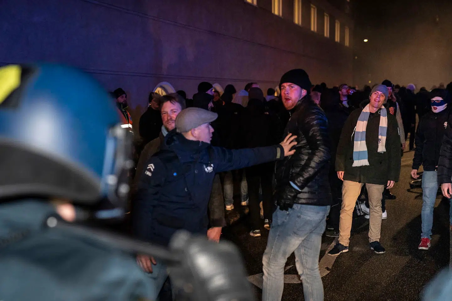 Fans og politi i nærkontakt.