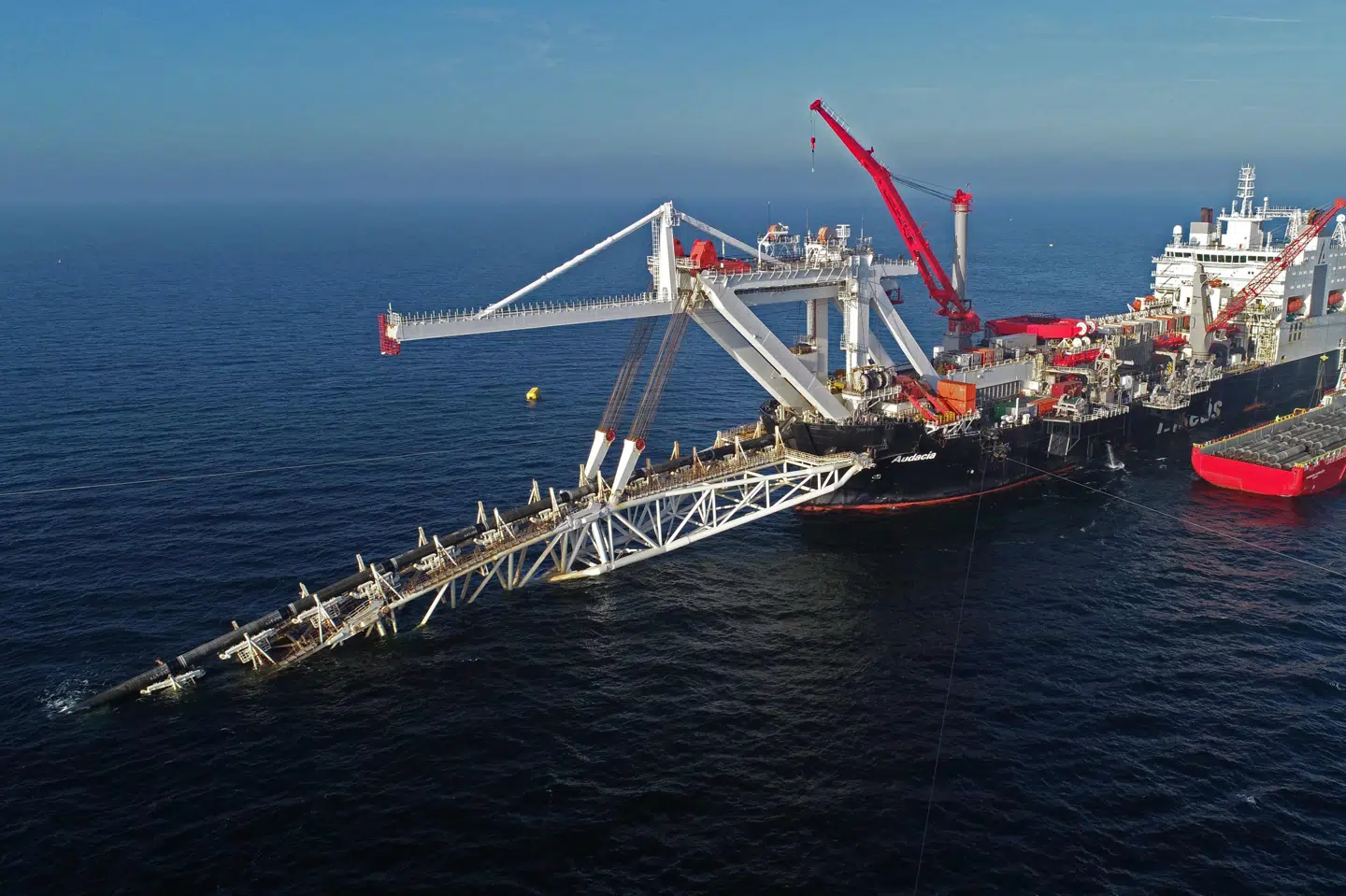 Firmaer, der arbejder på den omstridte Nord Stream 2-gasledning, kan blive ramt af amerikanske sanktioner. Alligevel vil Rusland gennemføre planerne om gasledningen. (Arkivfoto) Bernd Wustneck/Ritzau Scanpix