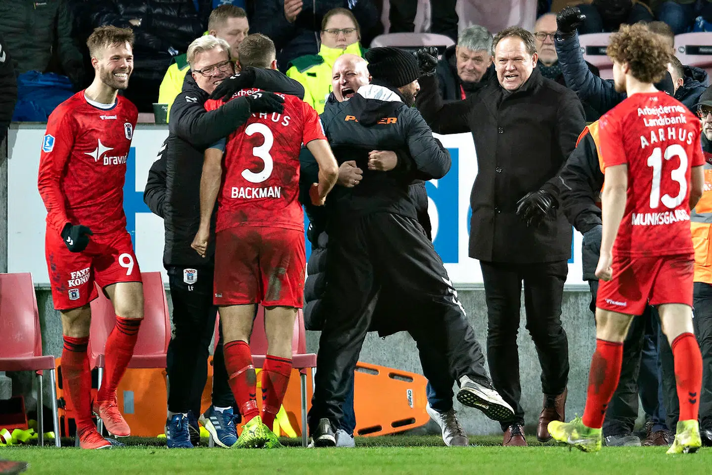 AGF-bænken jubler efter sejren mod FC Midtjylland.