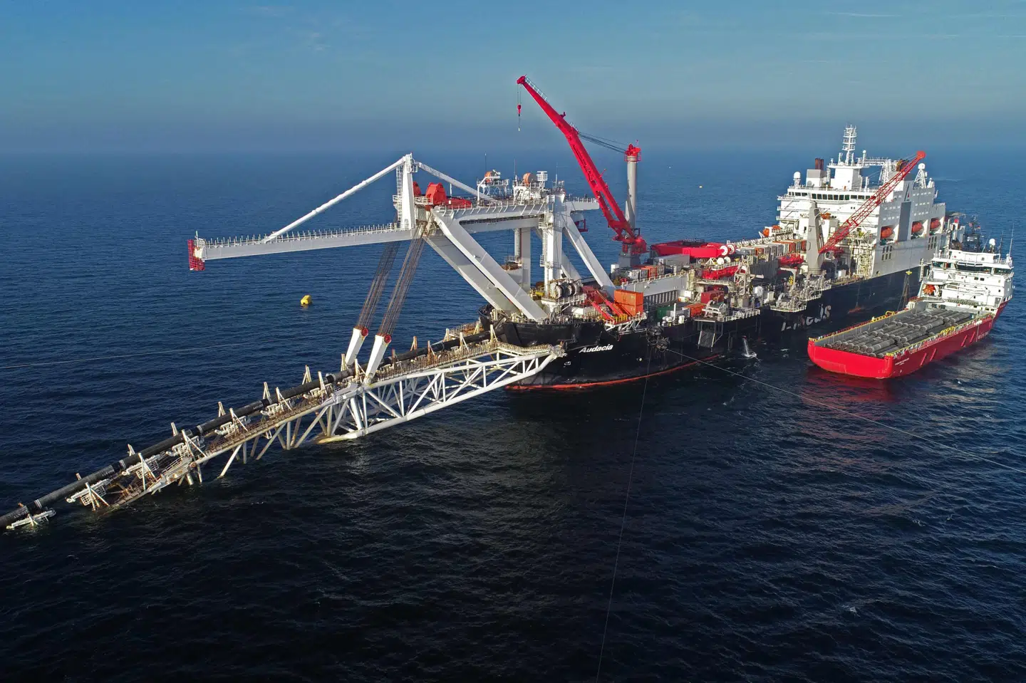 Skibet Audacia fra selskabet Allseas er lige nu ved at lægge de sidste rør ud for Bornholm til gasledningen Nord Stream 2. Selskabet er i fare for at blive ramt af amerikanske sanktioner. (Arkiv) Bernd Wustneck/Ritzau Scanpix