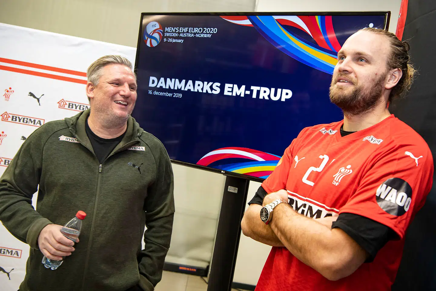 Landstræner Nikolaj Jacobsen var flankeret af Henrik Møllgaard til udtagelsen af EM-truppen.