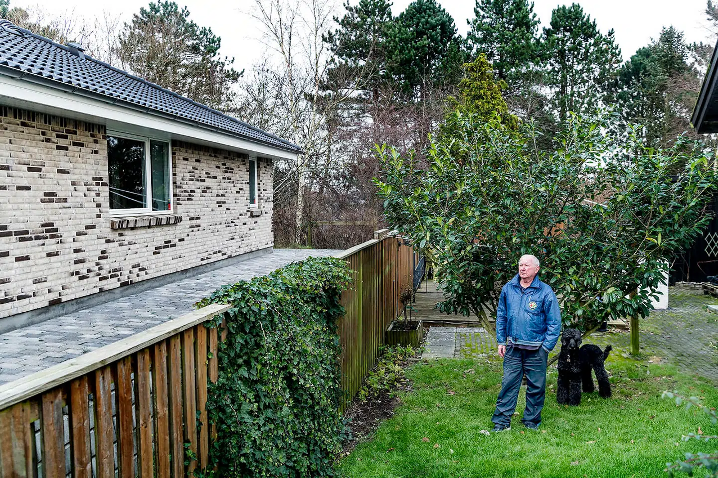 Søren Mandrup er vred over, at Hillerød Kommune har givet naboen lov til at bygge et hus og gangsti 1,4 meter over terræn.