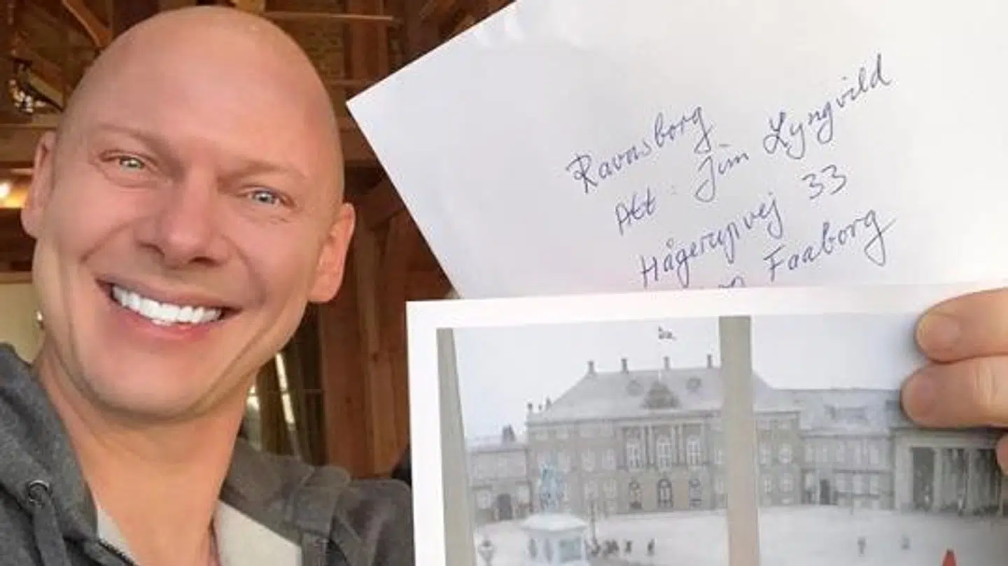 Jim Lyngvild med sit julekort fra kongehuset.