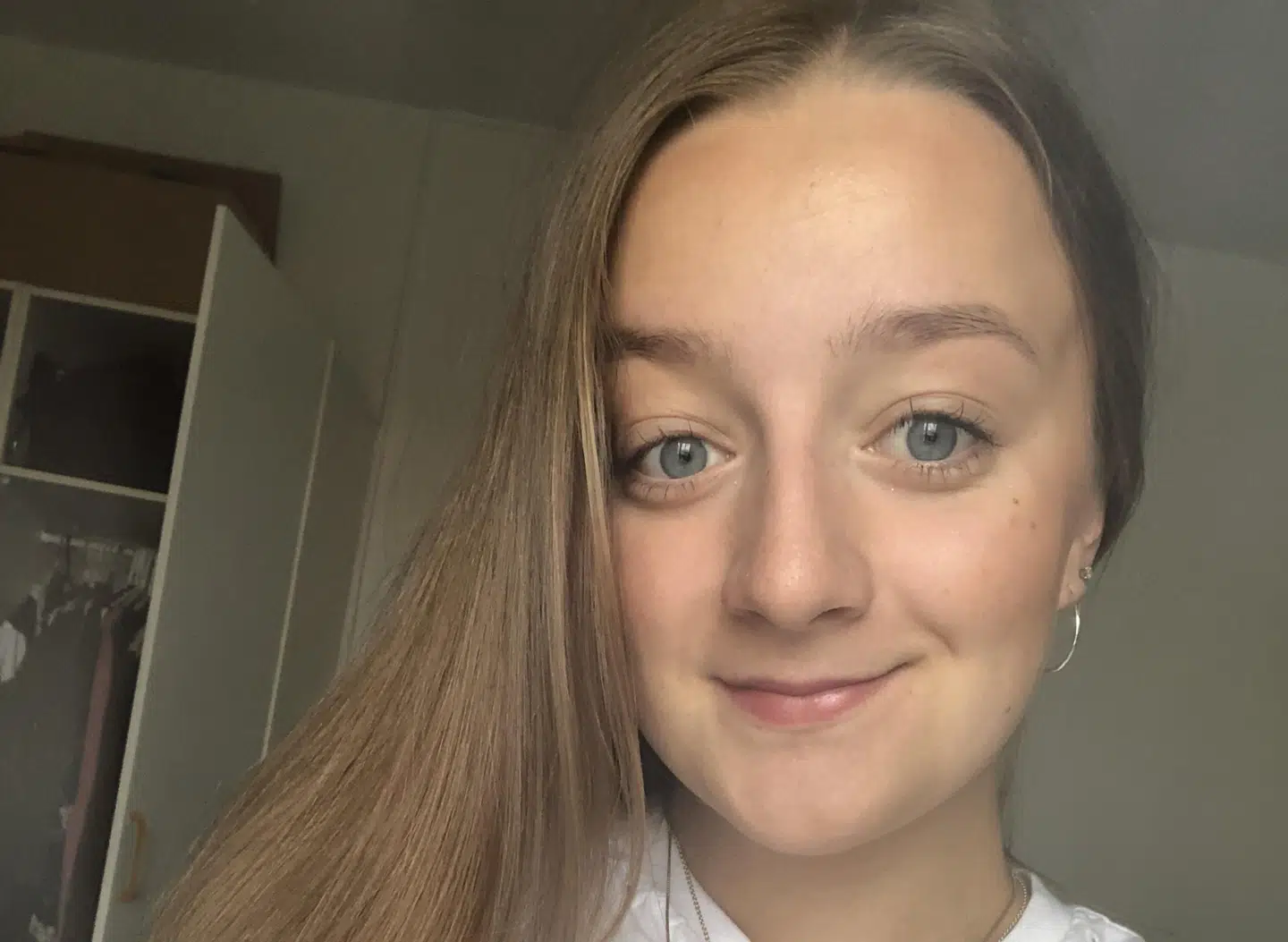 19-årige Julie Christensen er en af de mange, som er faldet på trappen til McDonald's. Det skete i lørdags, hvor hun bl.a. slog hovedet, da hun gled.