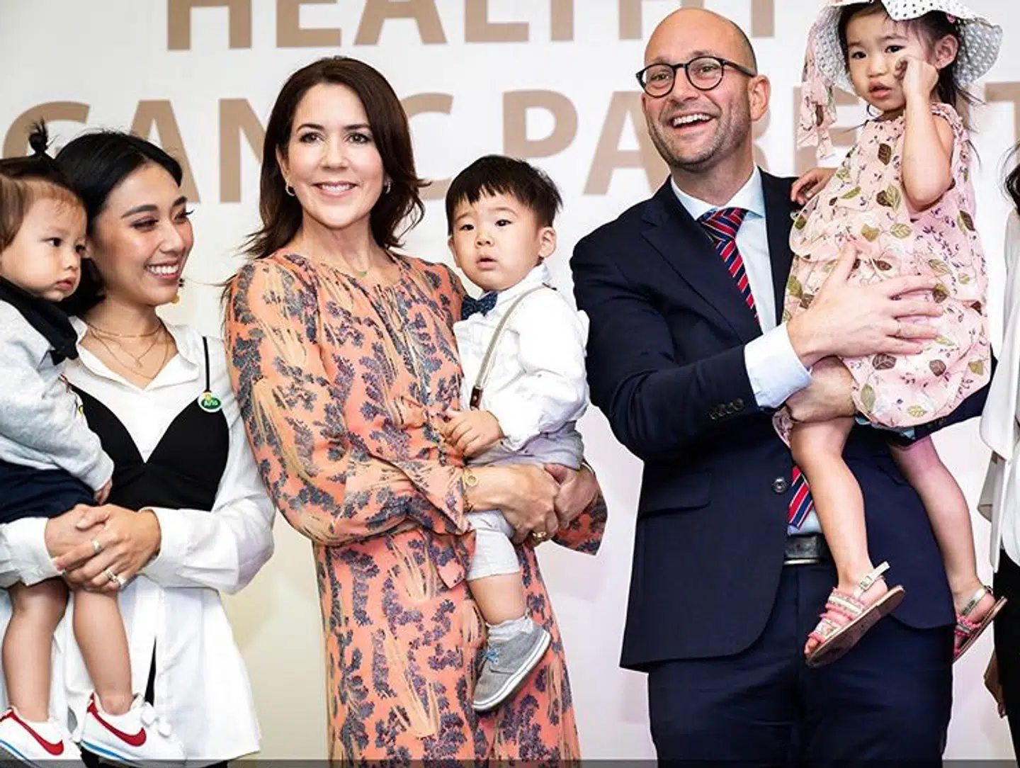 Kronprinsesse Mary og udviklingsminister Rasmus Prehn i Indonesien.