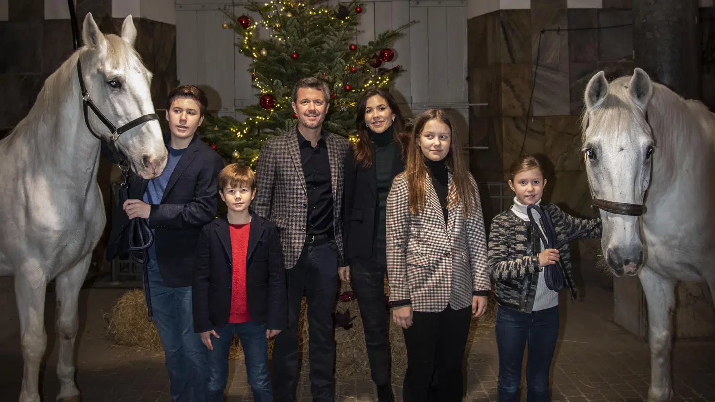 Fra venstre kan man se prins Christian, prins Vincent, kronrpins Frederik, kronprinsesse Mary, prinsesse Isabella og prinsesse Josephine.