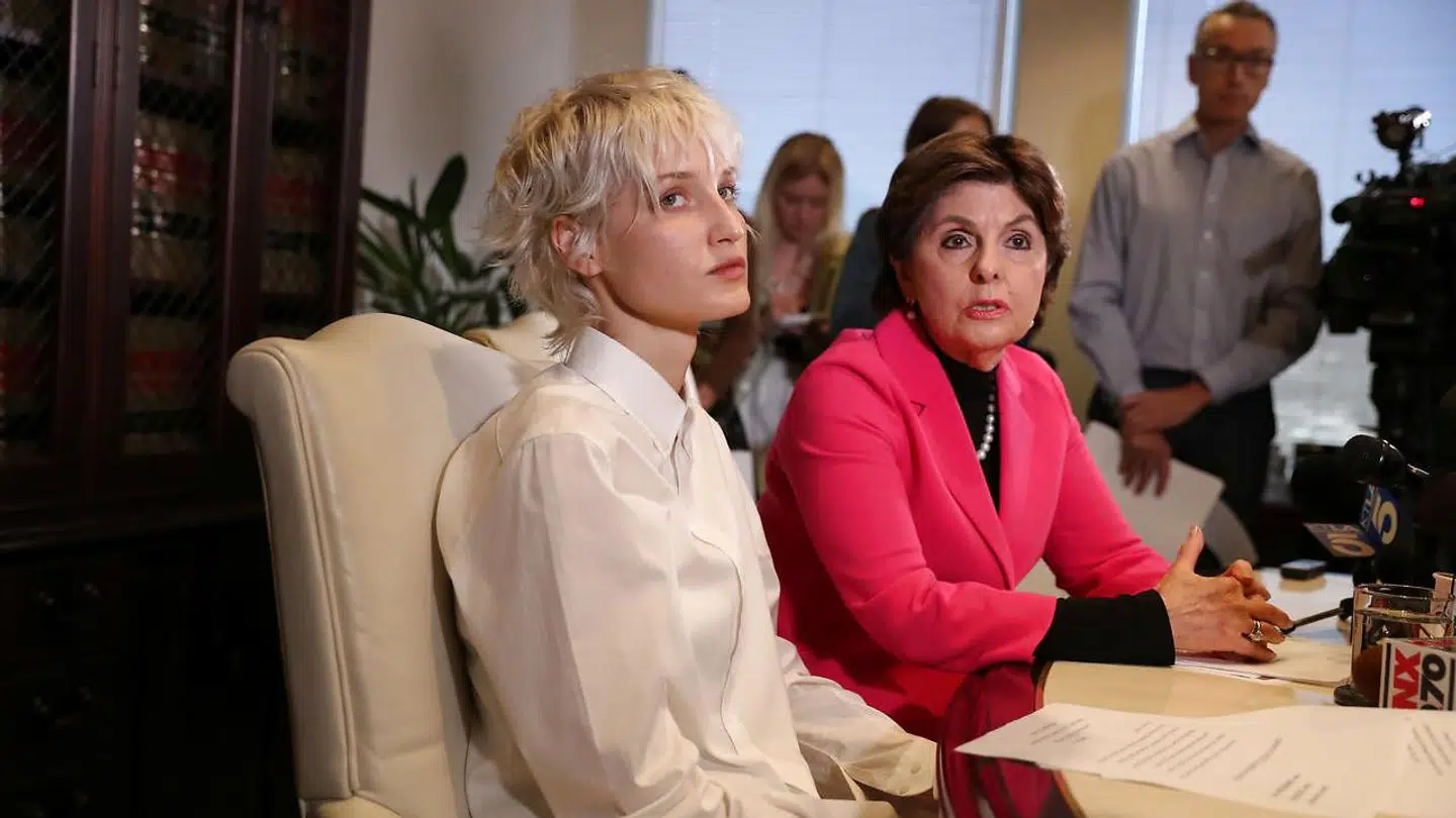 31-årige Jane Doe 15 (t.v.) og advokaten Gloria Allred under pressemødet tilbage i november.