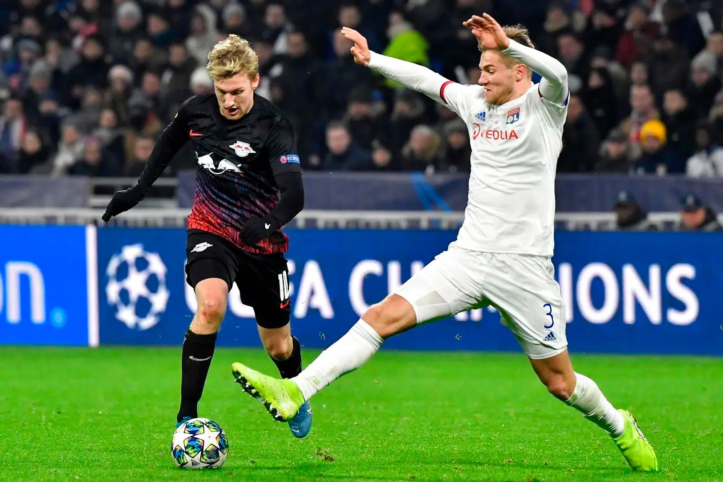 Joachim Andersen i aktion i midtugen mod RB Leipzig.