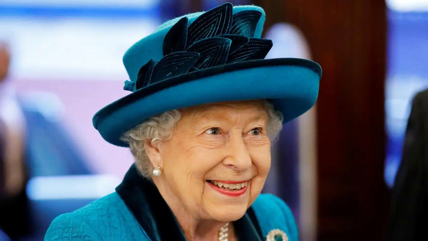 Ifølge kilden er det ikke sikkert, at dronning Elizabeth smiler ligeså meget i disse dage, når hun skriver på sin tale.