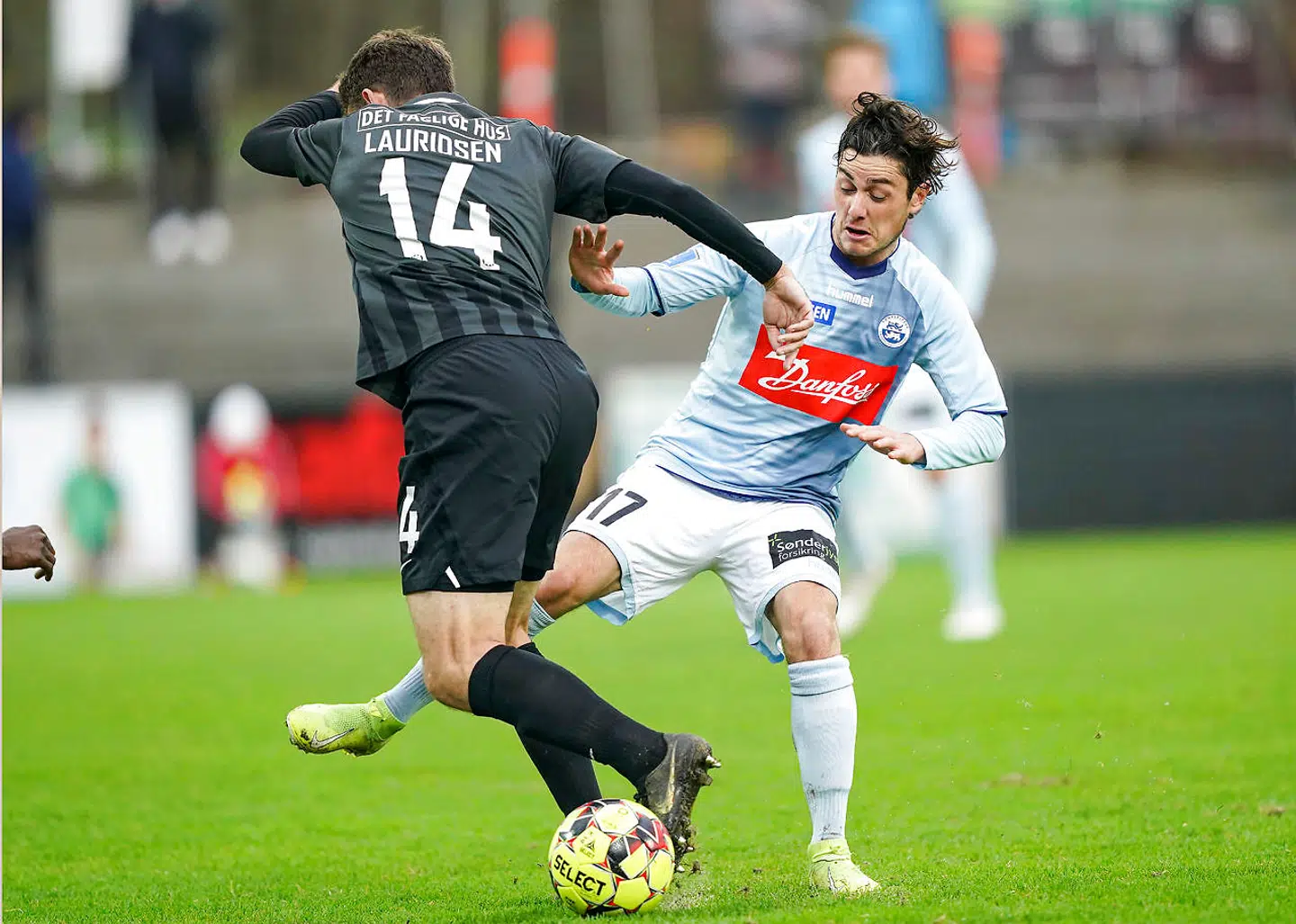 Marco Rojas (th.) er en af spillerne, som stopper i Sønderjyske.
