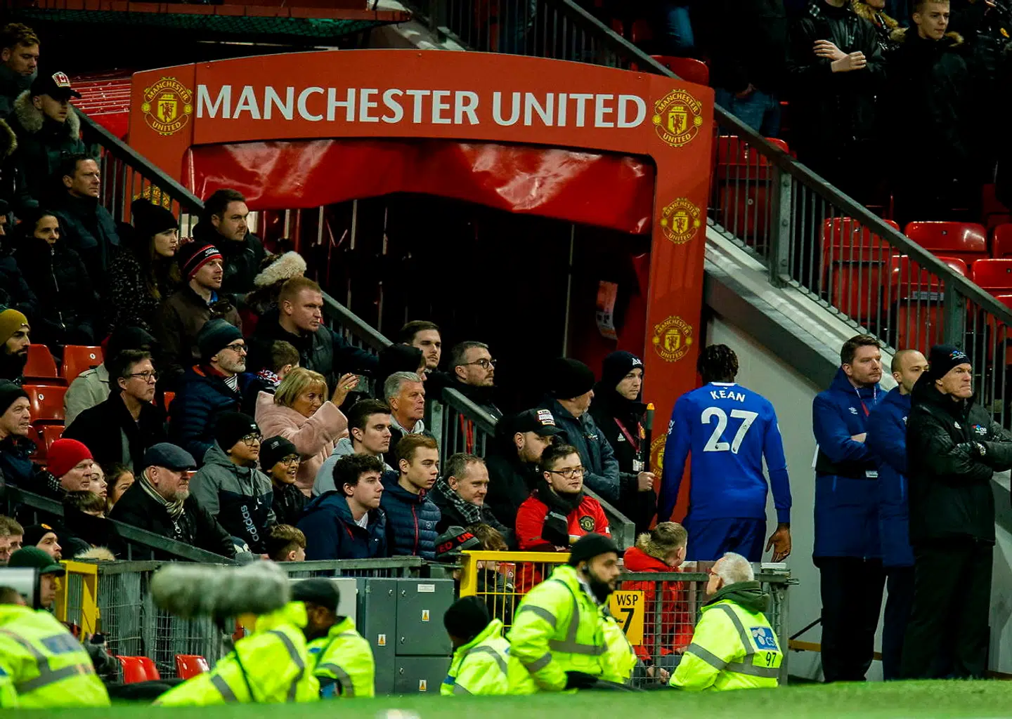 Moise Kean stikker i omklædsningsrummet efter at være blevet pillet ud.