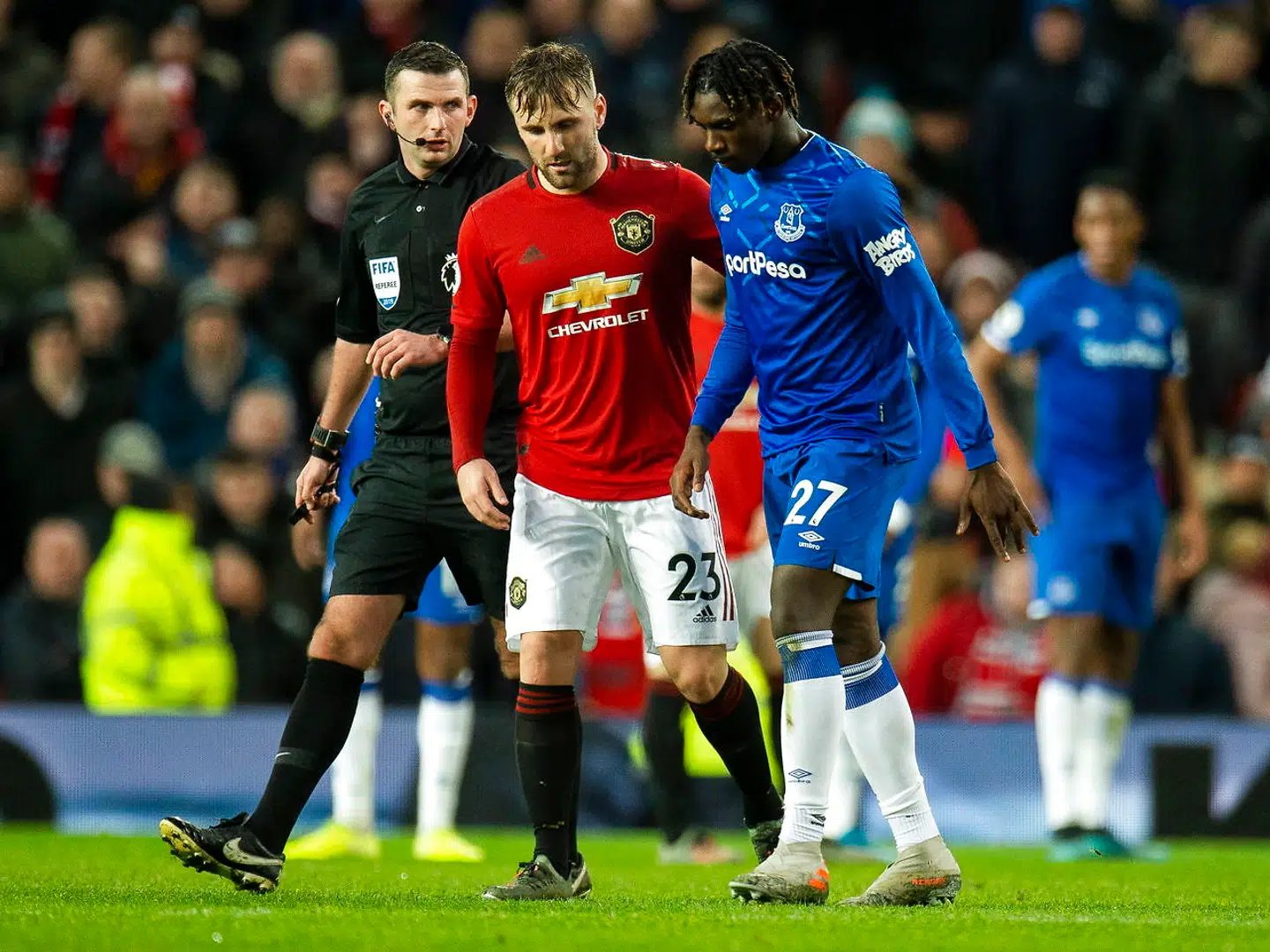 Manchester Uniteds Luke Shaw hjalp Moise Kean fra banen.