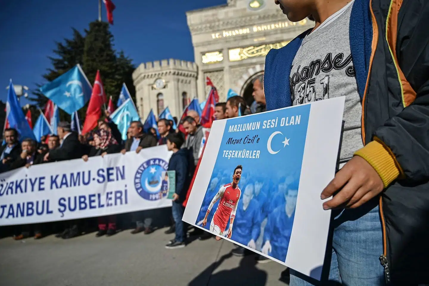 Demonstation mod Kinas behandling af uighurere efter Mesut Özil viste uighurerne støtte på de sociale medier.