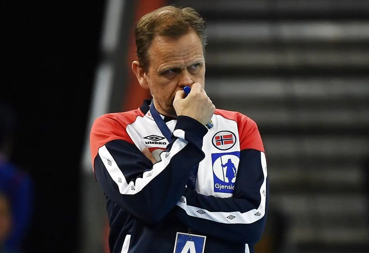 Norges træner Thorir Hergeirsson ser bekymret til.