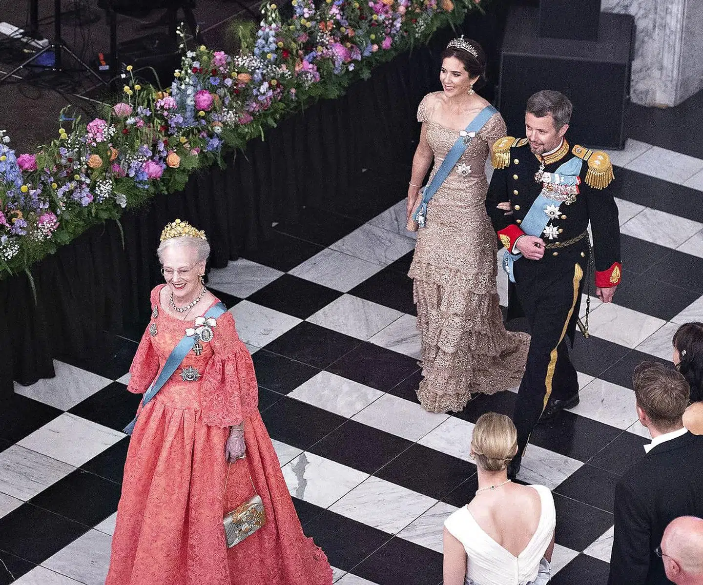 Dronningen skulle overveje at overlade tronen til sin søn, kronprins Frederik, mener kongehusekspert Sebastian Olden-Jørgensen.