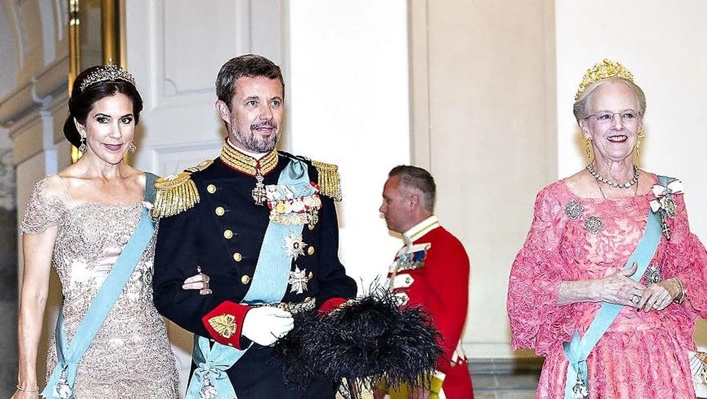 Der kan være fordele ved, hvis kronprinsen snart kunne kalde sig konge, mener kongehusekspert Sebastian Olden-Jørgensen.