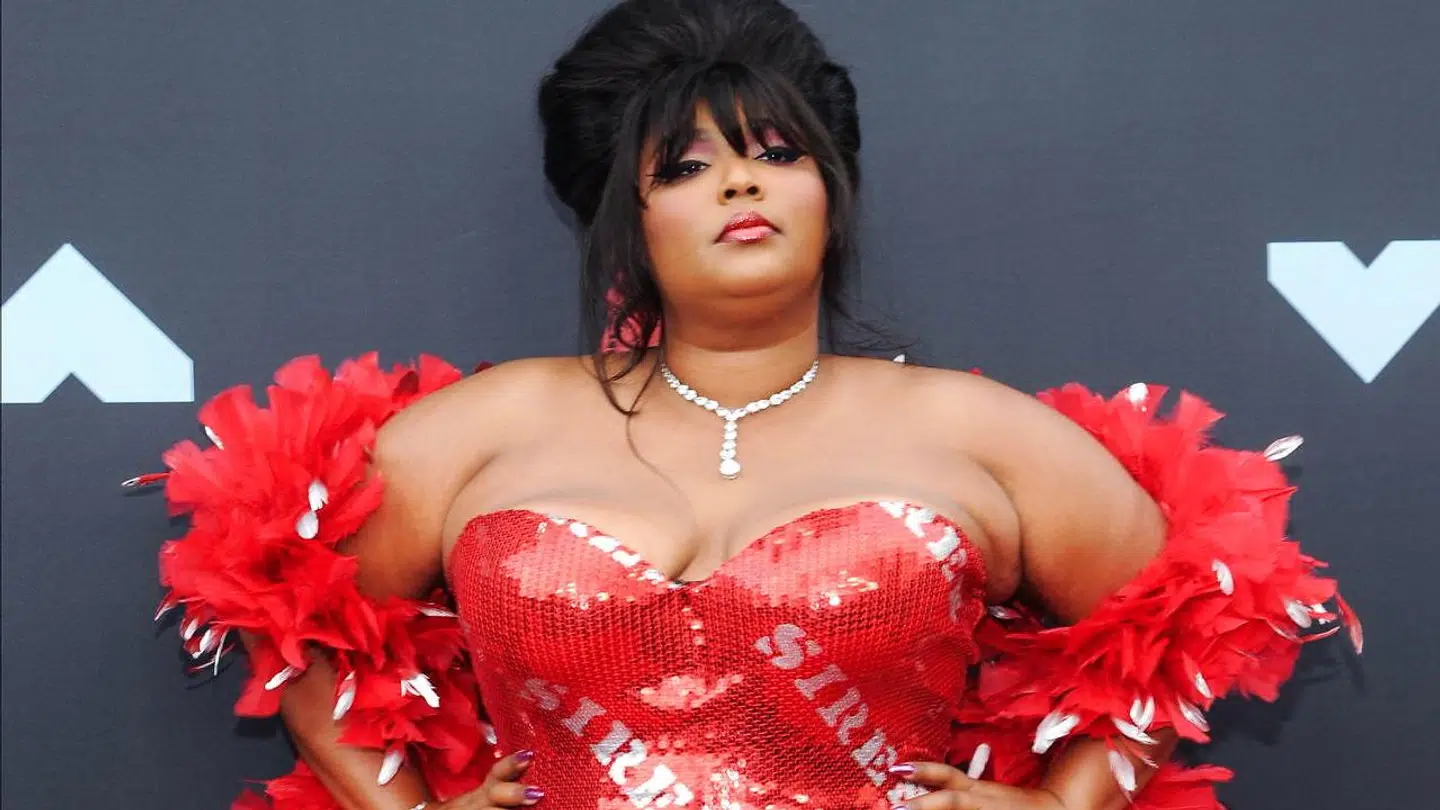 Den amerikanske rapper Lizzo gav den hele armen (og bagdelen), da hun var til basketballkamp i weekenden.