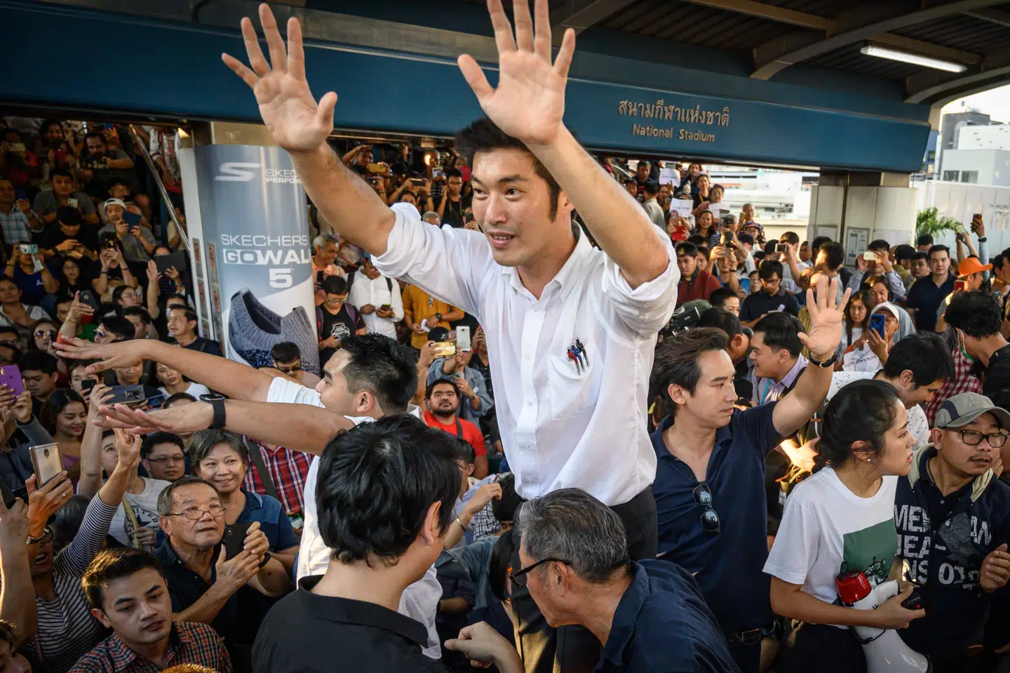 Partileder Thanathorn Juangroongruangkit fra partiet Fremtiden Forude taler ved lørdagens demonstration i Bangkok, der har samlet tusinder af oppositionstilhængere. Mladen Antonov/Ritzau Scanpix