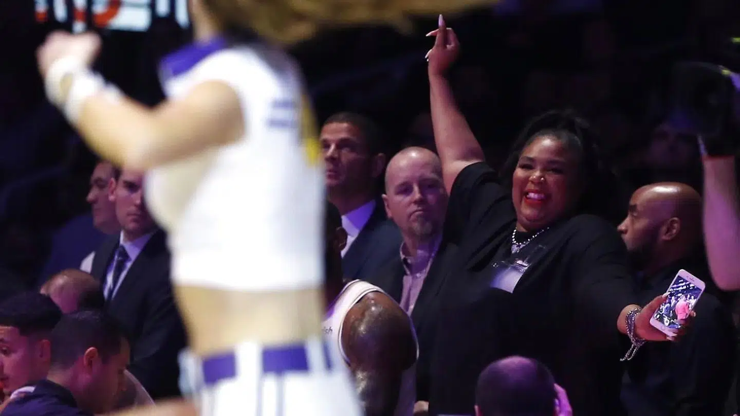 Den amerikanske rapper Lizzo gav den hele armen (og bagdelen), da hun var til basketballkamp i weekenden.