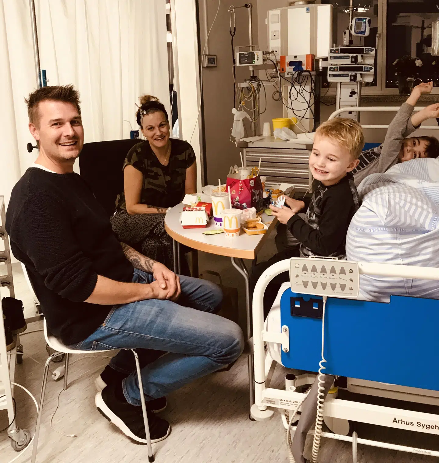 Her ses Maria Pedersen på hospitalet med sin kæreste, Nicolai, og deres to sønner, Lukan og Mikas.