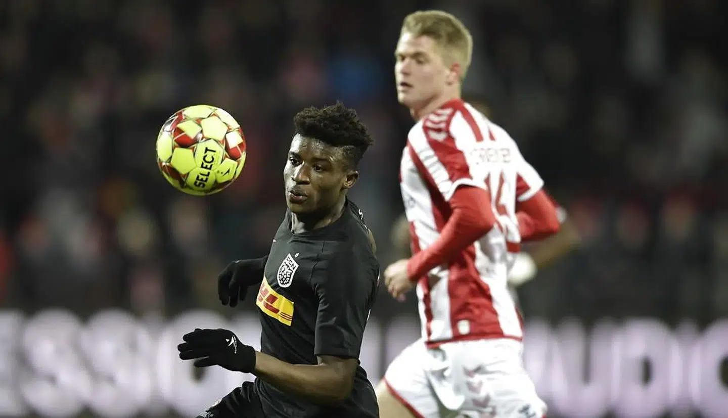 FC Nordsjællands Mohammed Kudus i duel med AaB's Magnus Christensen i fredag aftens Superliga-kamp i Aalborg.