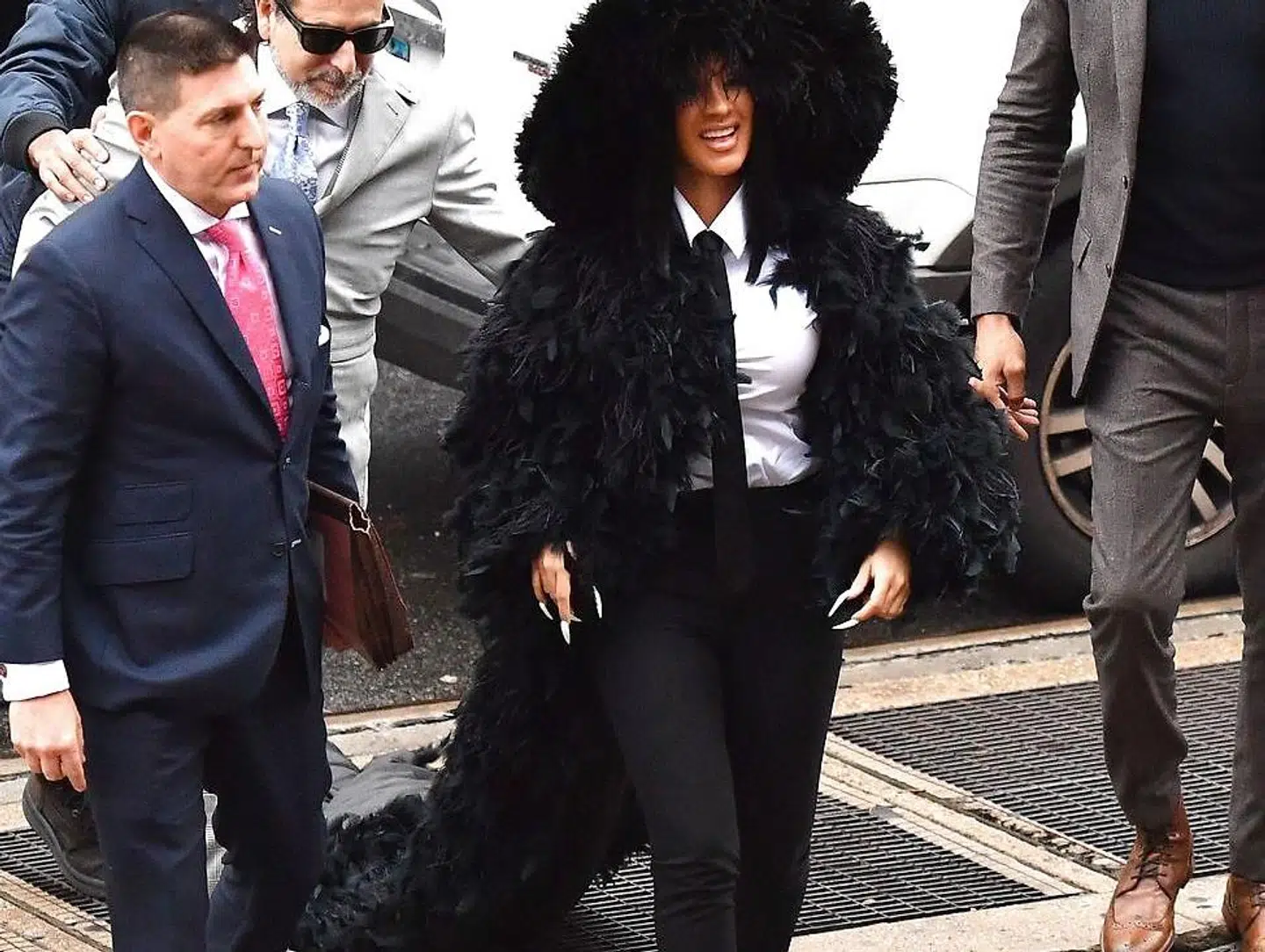 Cardi B i sin fjer-fyldte jakke med langt slæb.