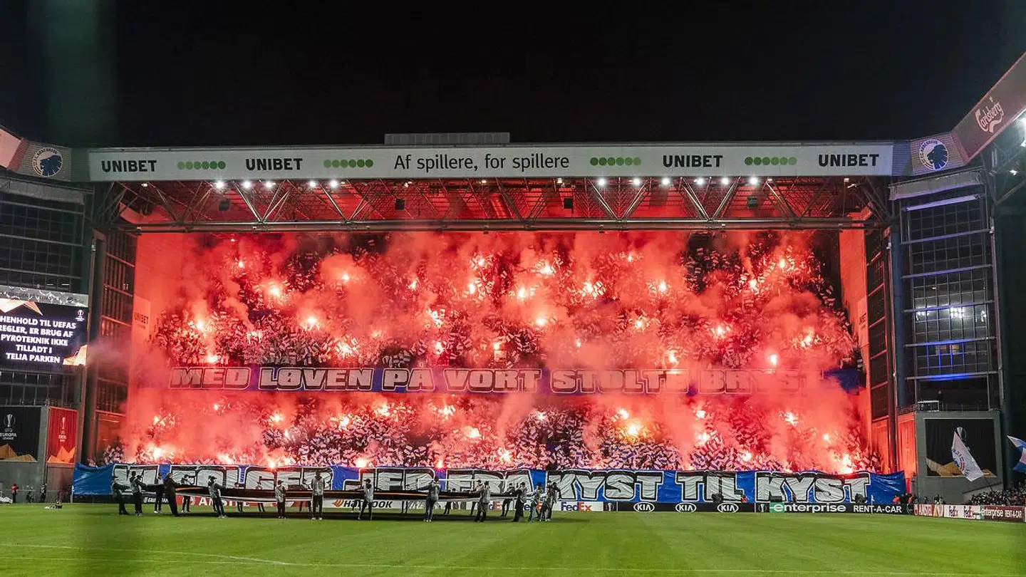 Sådan så det ud på fantribunen, da de to hold løb på banen torsdag aften.