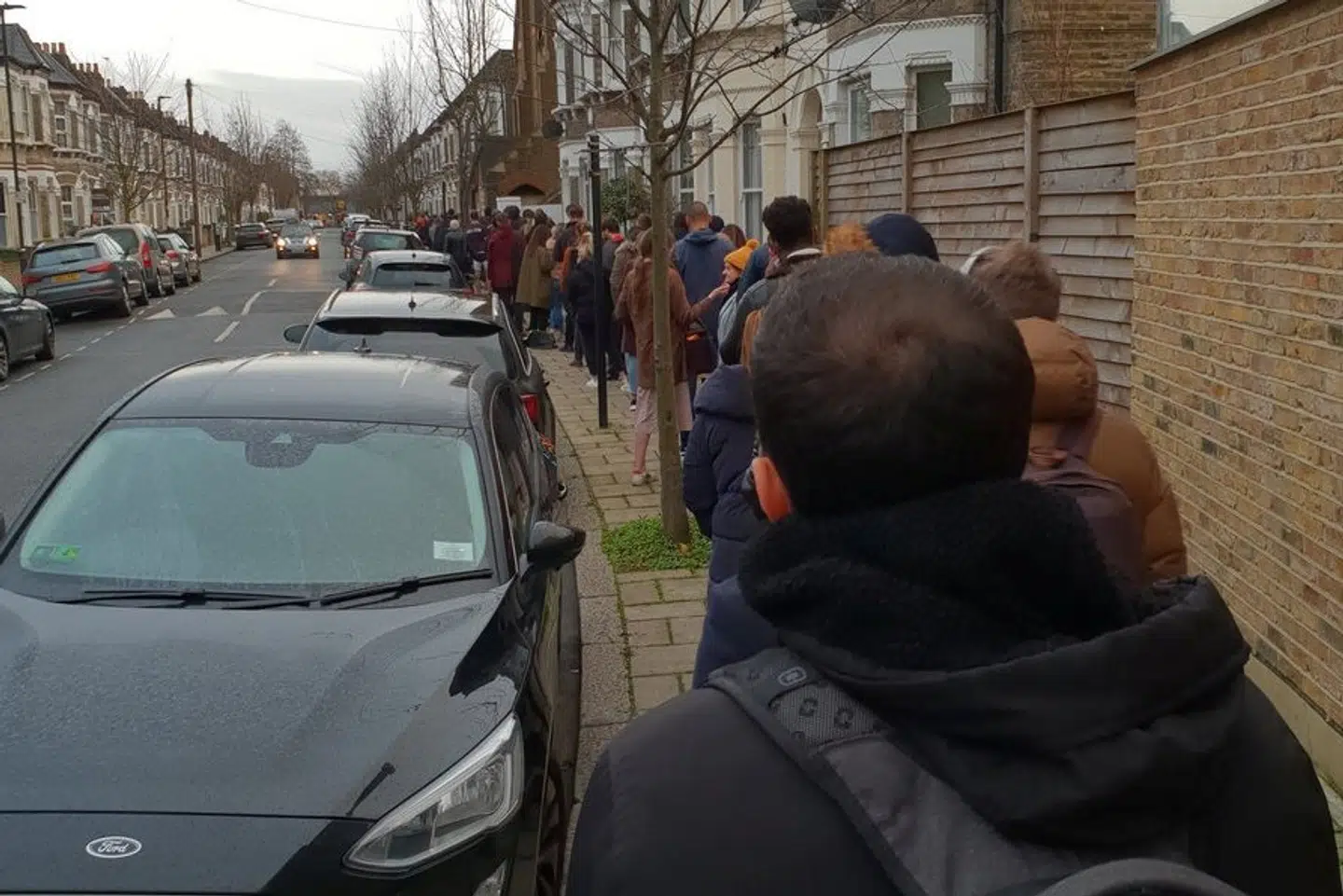 Twitter-brugeren @ea_unadorned har lagt et billede ud af sit valgsted i Voxhall. Her melder hun om lang kø og mange unge. - Ingen forlader stedet, før de har stemt, skriver hun. @ea_unadorned/Reuters