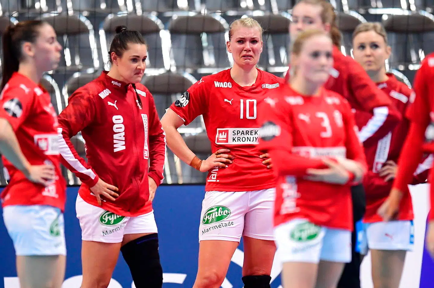 Skuffede danske VM-spillere efter den uafgjorte kamp mod Serbien.