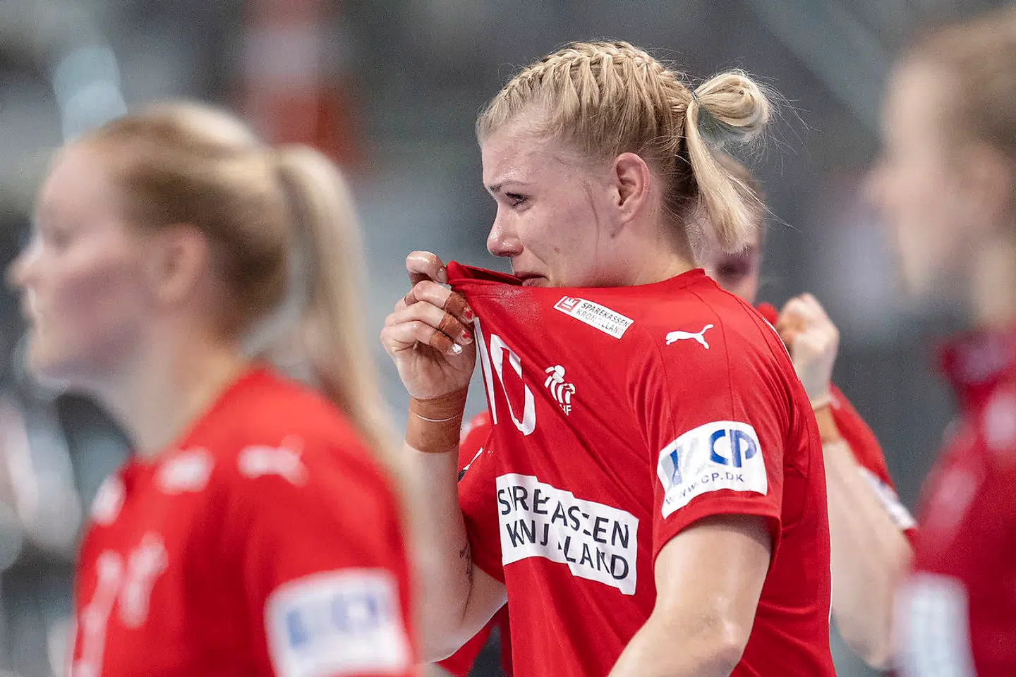 En grædende Kathrine Heindahl forlader banen efter Danmarks VM-kamp mod Serbien.