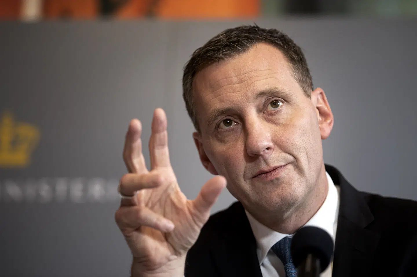 Seksualforbrydere kan fremover få forbud mod at opholde sig steder, hvor børn befinder sig. Det kan være svømmehaller, legepladser, parker og daginstitutioner. Forslaget blev vedtaget med stemmer fra regeringen og blå blok. Ida Guldbaek Arentsen/Ritzau Scanpix