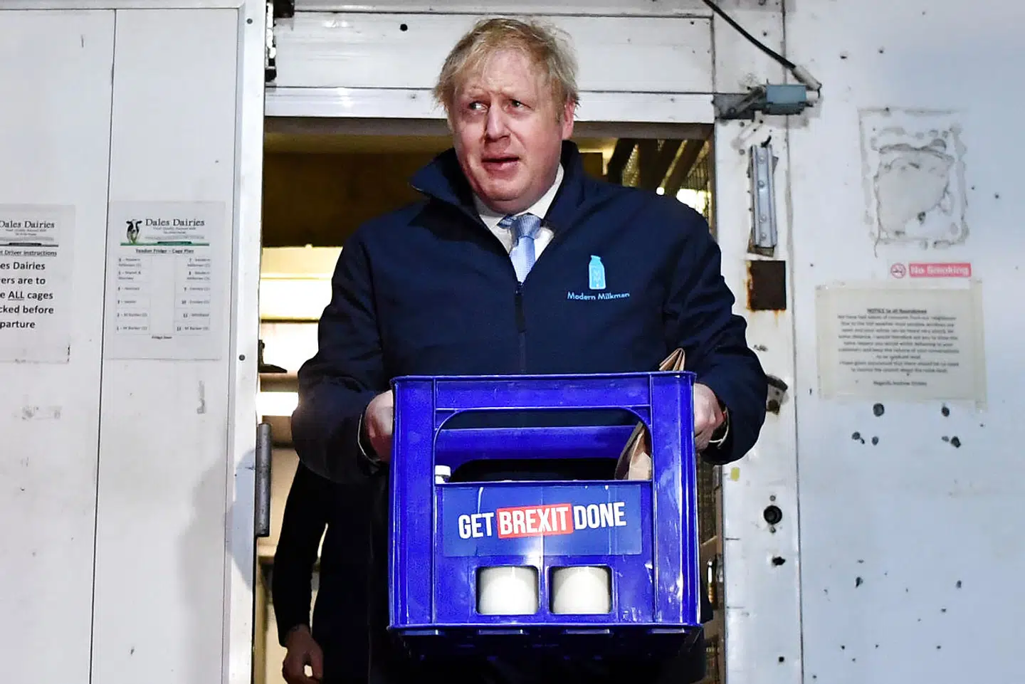 Boris Johnson ville onsdag morgen levere mælk med sit slogan 'Get Brexit done', men blev beskyldt for at gemme sig i et kølerum af frygt for at svare på spørgsmål.