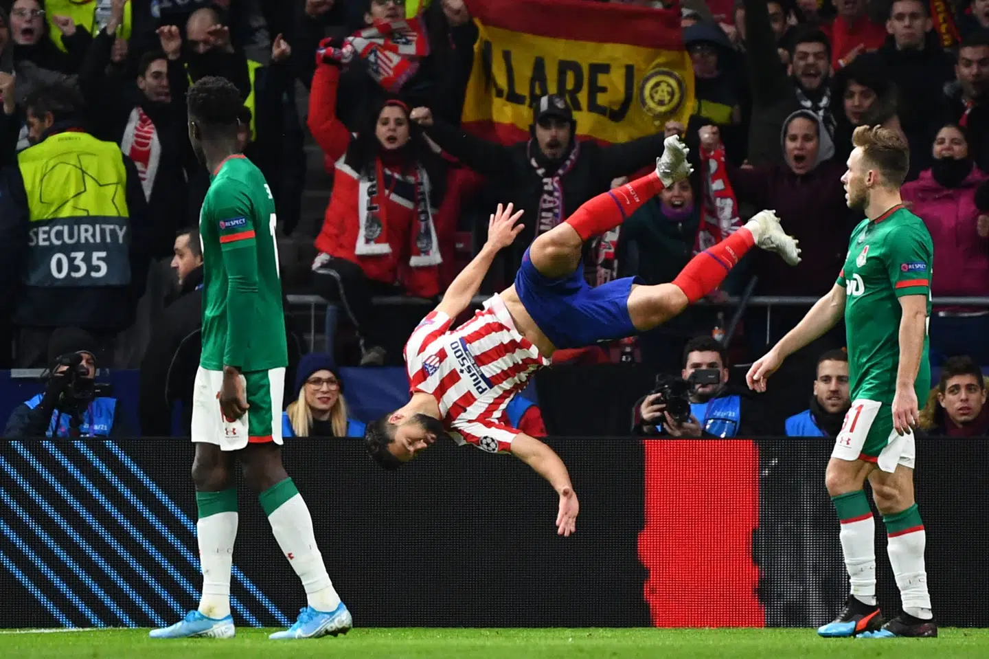 Atletico Madrids forsvarsspiller Felipe (i midten) fejrede sin scoring i Champions League onsdag aften med akrobatik. Gabriel Bouys/Ritzau Scanpix