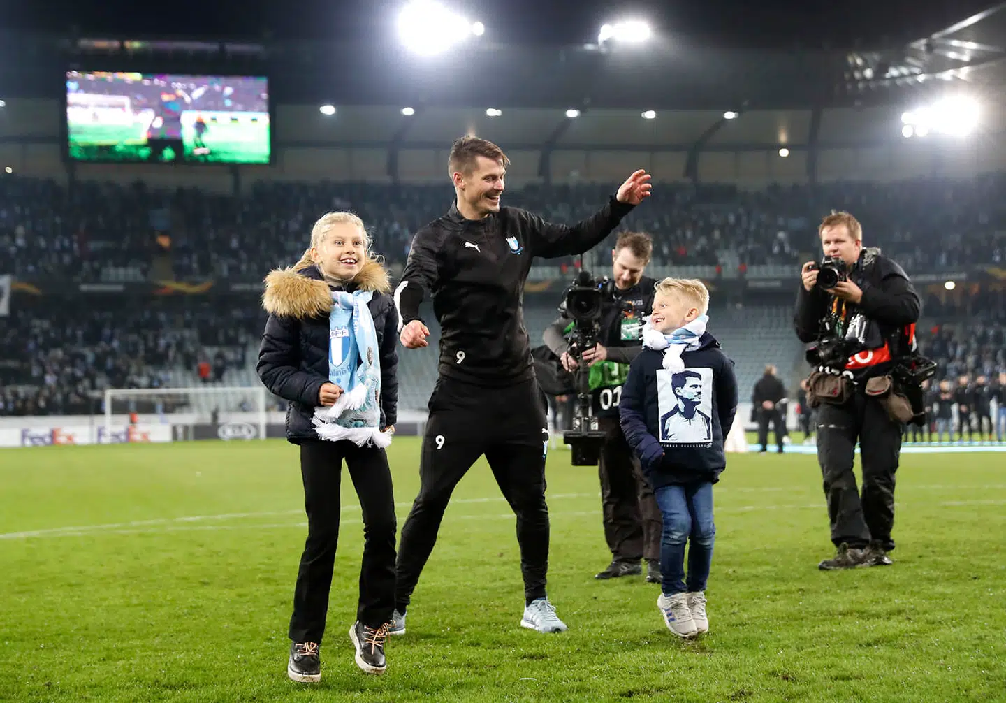 Markus Rosenberg siger farvel til hjemmepublikummet i Malmø efter kampen mod Dynamo Kiev.