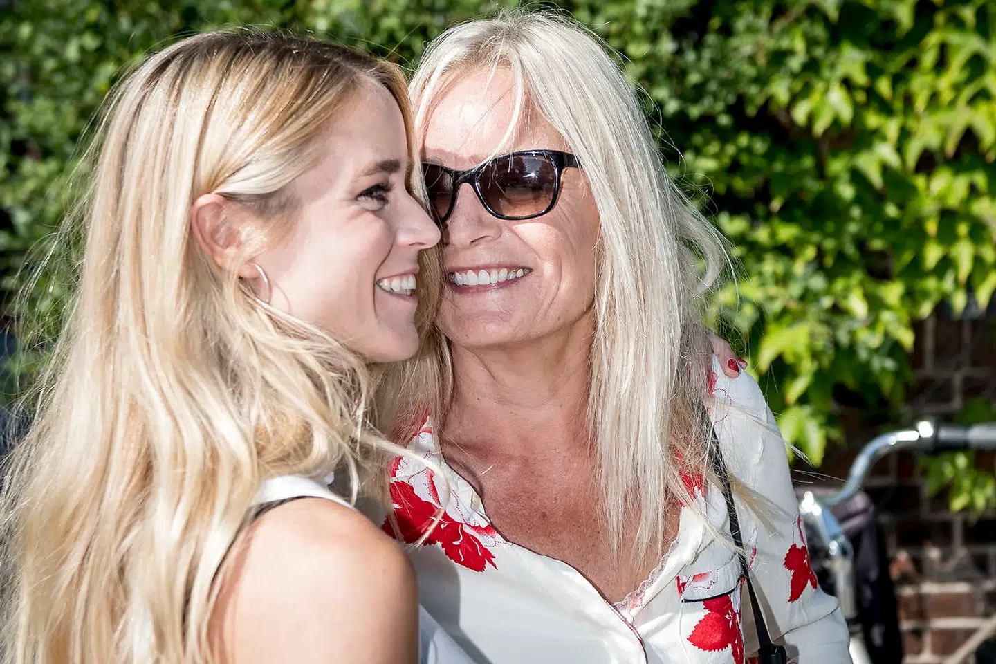 Sangerinden Anne Linnet og kæresten Kathrine Kjær, der studerer jura, skal giftes til december.