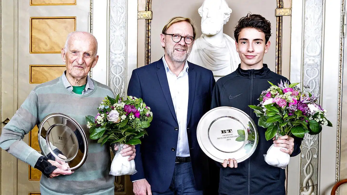 B.T.s chefredaktør Michael Dyrby hylder årets E-løbere, Finn "FUT" Kristiansen på 90 år og Joel Ibler Lillesø på 16 år.