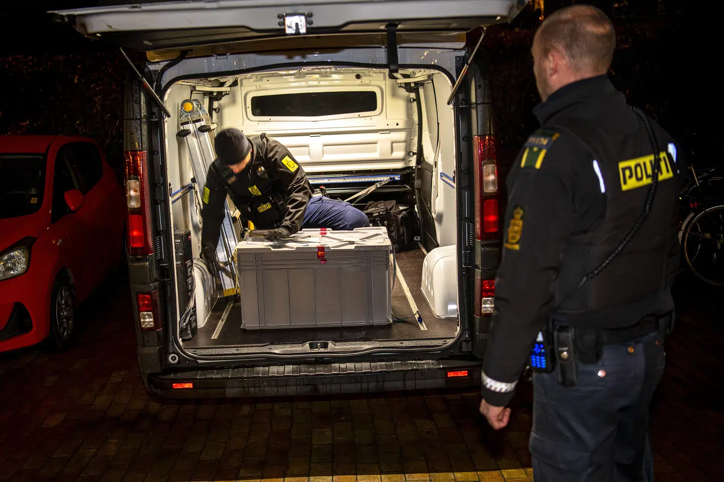 Betjente arbejder onsdag aften med at samle tekniske beviser fra en opgang i Valby. Det er ikke bekræftet, om det er et af de omkring 20 steder i Danmark, der har været involveret i en større anti-terror-aktion onsdag. Nils Meilvang/Ritzau Scanpix