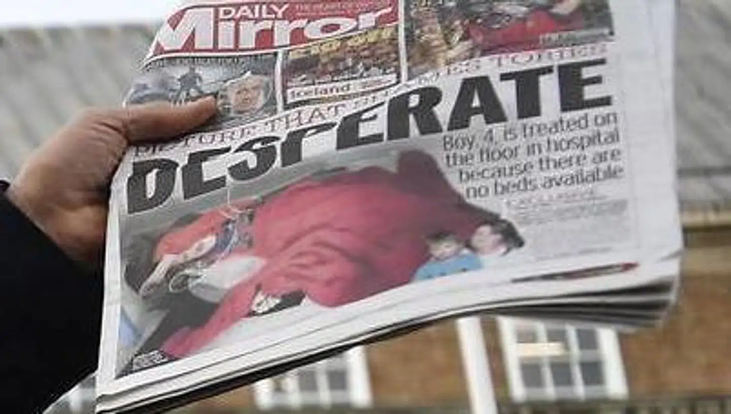 Labour-lederen Jeremy Corby fremviser en avisforside med billedet af fire-årige Jack på hospitalet i Leeds.