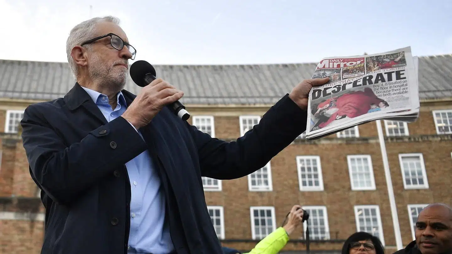 Labour-lederen Jeremy Corby fremviser en avisforside med billedet af fire-årige Jack på hospitalet i Leeds.