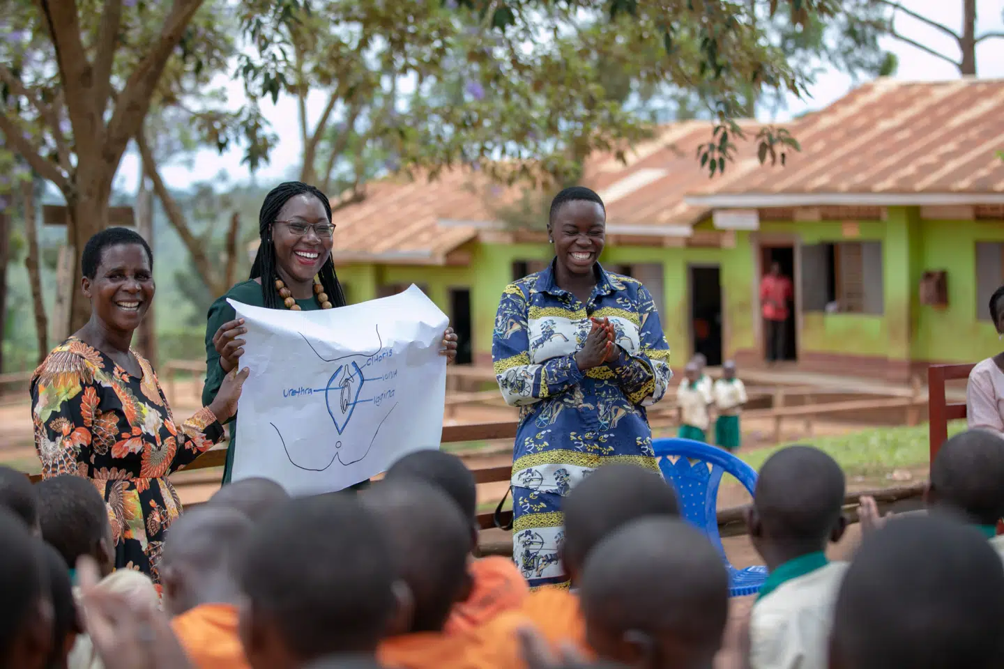 Her er Mary Consolata Namagambe (t.h.) og organisationen 'She for she' ude på skolebesøg i Uganda.