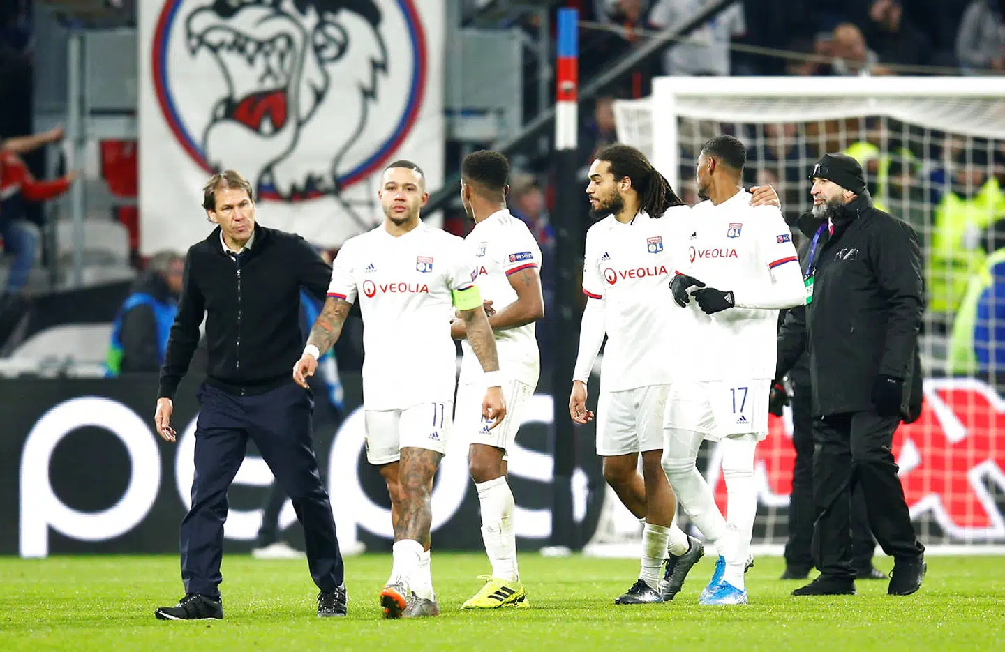 Memphis Depay måtte eksorteres fra banen.