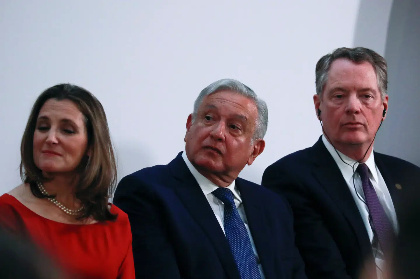 Mexico's præsident, Andres Manuel Lopez Obrador, var flankeret af den canadiske vicepremierminister, Chrystia Freeland, og USA's handelsrepræsentant, Robert Lighthizer. ved en underskrivelsesceremoni i Mexico City tirsdag. Carlos Jasso/Reuters