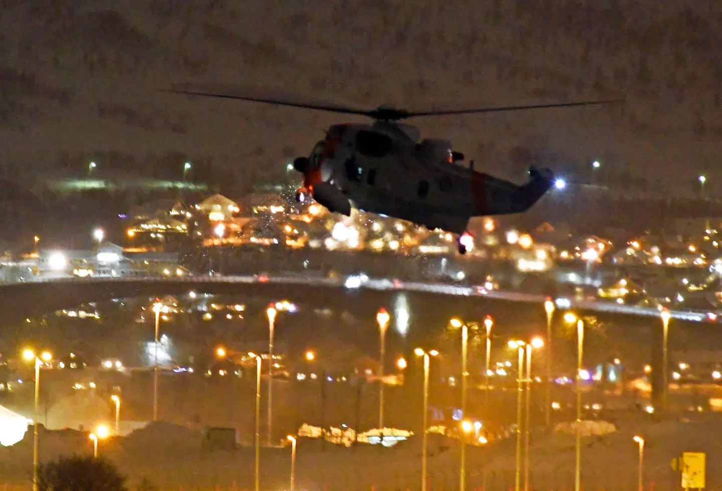 Tromsø 20191202. Det letes fremdeles i Sandesundet etter at fire personer ble funnet livløse i vannet tidligere i ettermiddag. Her er en Sea-King i lufta. Foto: Rune Stoltz Bertinussen / NTB scanpix